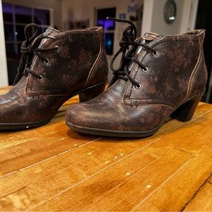 Unique heeled loafer with tapestry pattern - Comfortable!!!